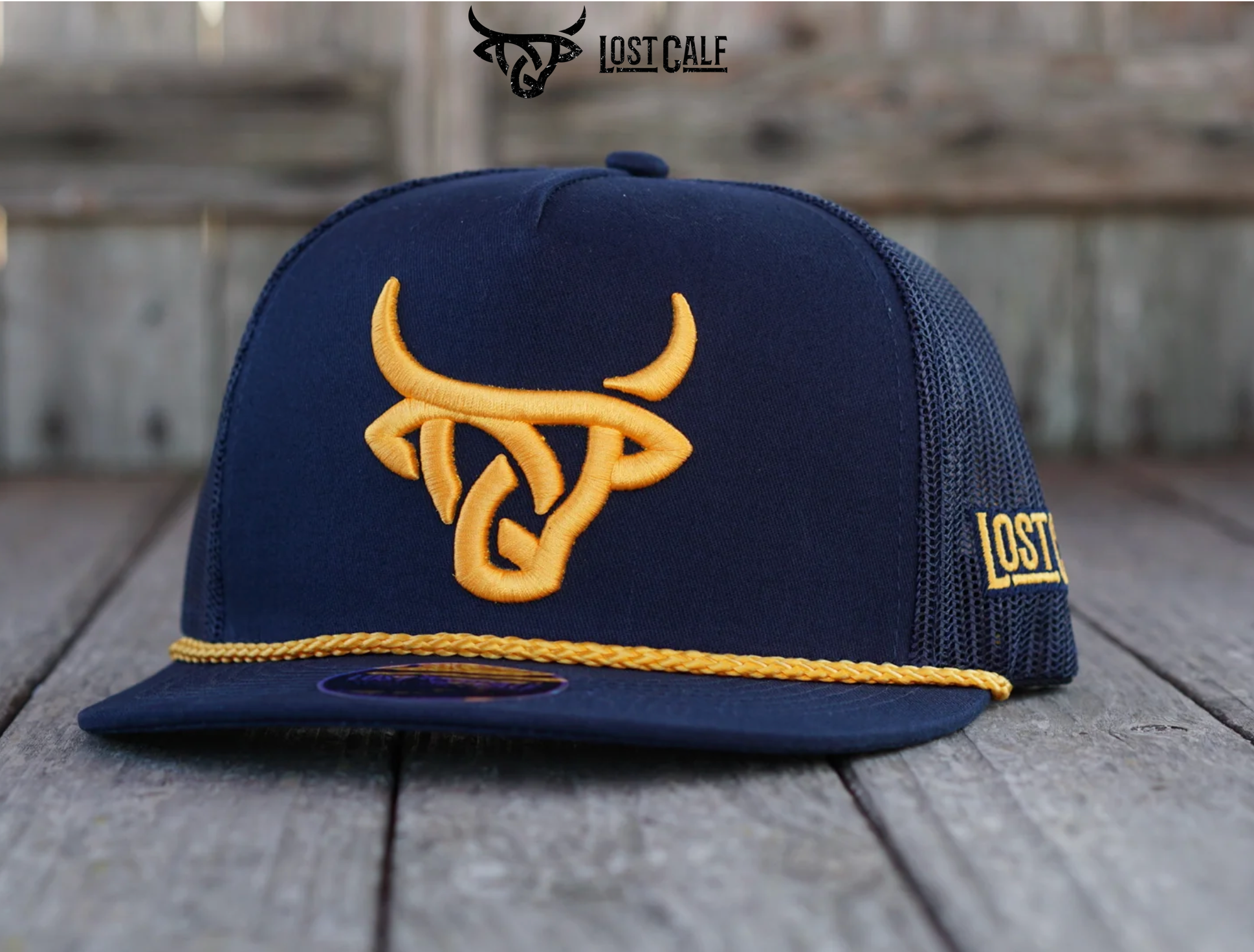 Sombrero plano con cuerda de pantorrilla perdida